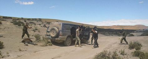 Carabineros de Chile detienen a funcionarios bolivianos en la frontera. Esta fotografía fue presentada por la Fiscalía de ese país.