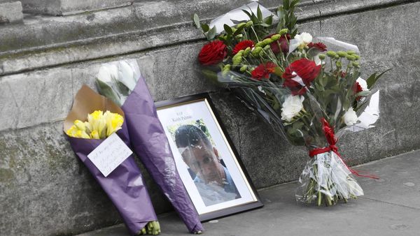 Los londinenses muestran su respeto por el heroísmo del policía que fue asesinado durante el atentado en la capital británica (AP)