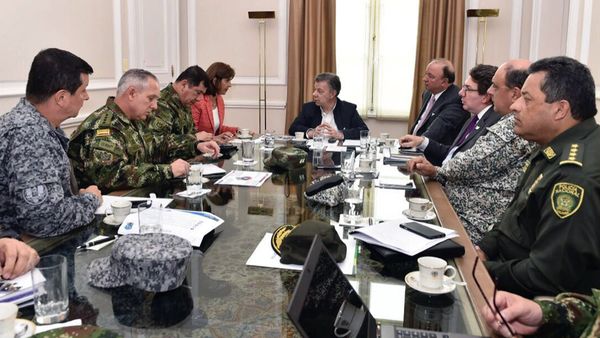 Juan Manuel Santos, reunido con altos mandos del Ejército y diplomáticos