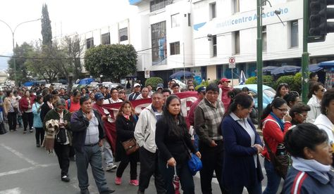 Maestros urbanos de Cochabamba realizan una marcha de protesta este viernes 24. Foto: Fernando Cartagena
