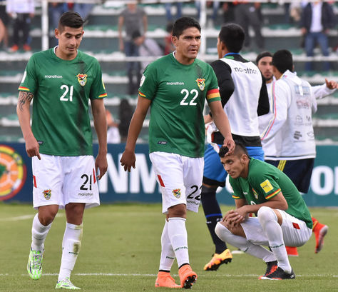 (De izq. a der.) Ronald Eguino, Edward Zenteno y Yasmani Duk se lamentan luego de un partido por eliminatorias. Foto: Trancazos