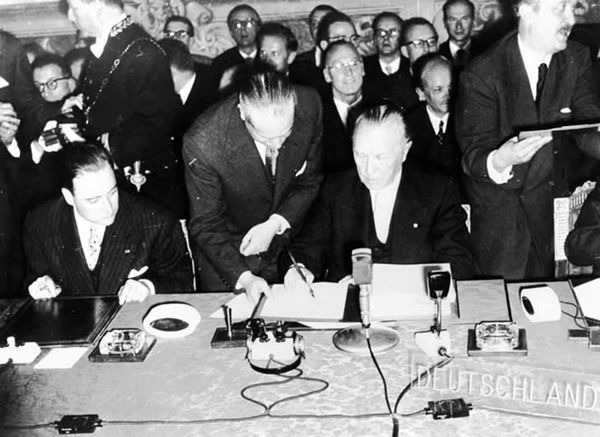La delegación alemana, presidida por Konrad Adenauer, en el momento de la firma del Tratado de Roma