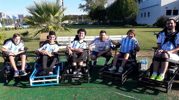Messi recibió a la selección de fútbol en silla de ruedas