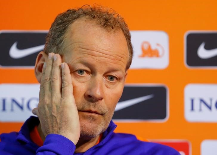 Danny Blind en una conferencia de prensa en Sofia, Bulgaria , Marzo 24 2017. El entrenador de la selección holandesa de fútbol Danny Blind fue despedido el domingo, a menos de 24 horas de que la derrota 2-0 en Bulgaria dejara al equipo en el cuarto lugar del Grupo A de la eliminatoria mundialista europea. REUTERS/Laszlo Balogh
