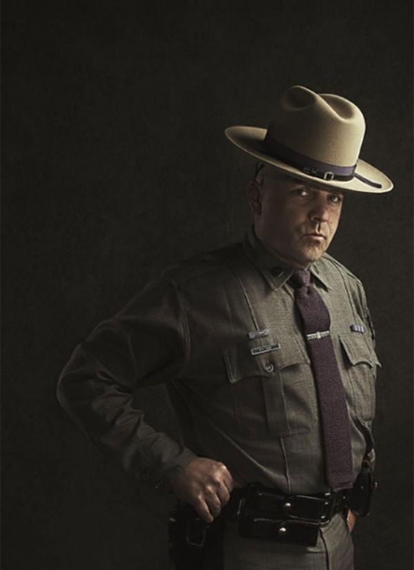 Oficial Brian Falb, retratado por Damian Battinelli