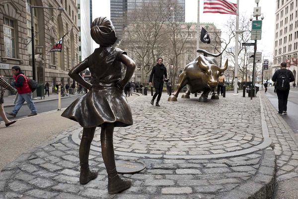 La estatua es un trabajo de la artista Kristen Visbal y una inversión de la firma State Street Global Advisors, en homenaje a la mujer (AP)