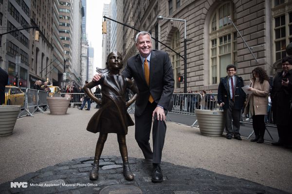 “En su poco tiempo aquí, la Fearless Girl ha alimentado potentes conversaciones sobre las mujeres en el liderazgo e inspirado a tantas”, dijo el alcalde de Blasio en un comunicado (NYC)