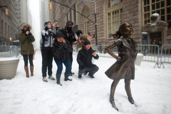 Arturo Di Modica, el creador del toro de bronce que está en Nueva York desde la década del 80, se enfureció con “Fearless Girl” y lo llamó un “truco publicitario” (AP)