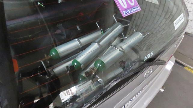 Botellos de oxígeno que llegaron al estadio Hernando Siles. Foto: Etzhel A. Llanque %image_alt%