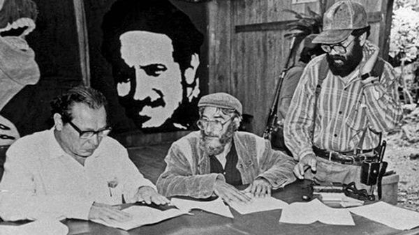 Manuel Marulanda “Tirofijo” y Alfonso Cano, de la cúpula de las FARC, durante una reunión con el líder del Ejército Nacional de Liberación (ELN) Manuel Pérez (AFP)