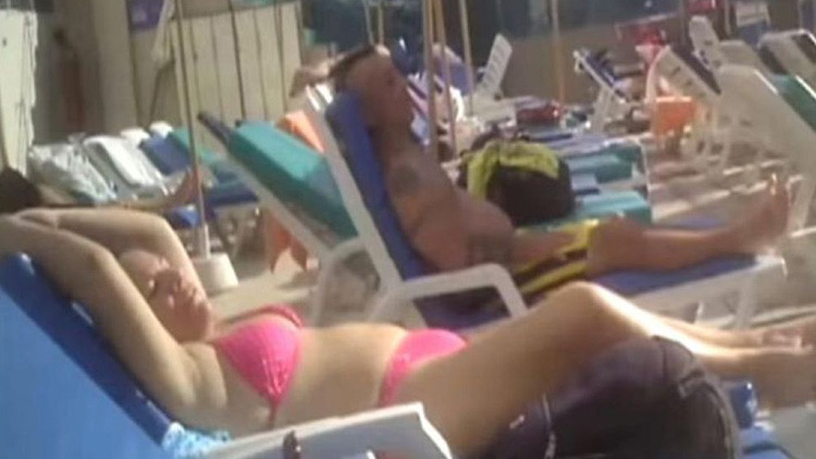 Indignación: Cesan a viceministra por tomar el sol en plena emergencia por las inundaciones en Perú