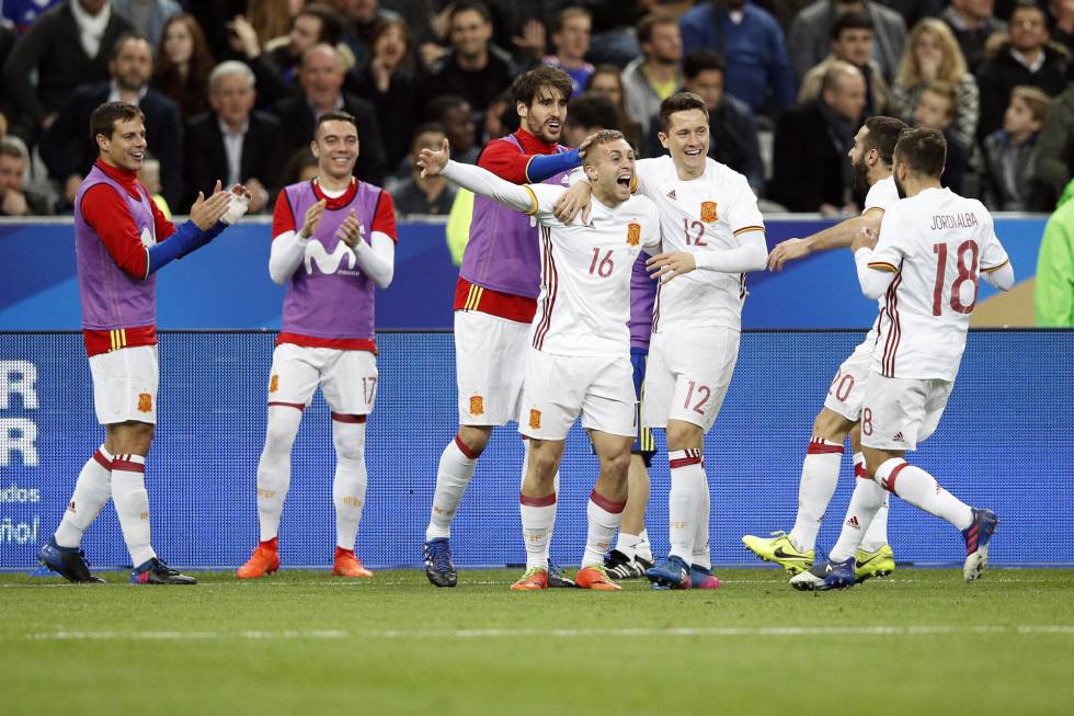 Deulofeu celebra el segundo gol de España.