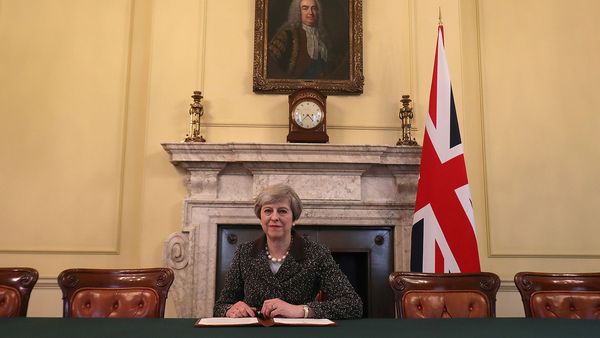 El gobierno británico firmó la carta oficial, que será remitida el miércoles, para comenzar la salida de la Unión Europea (Reuters)