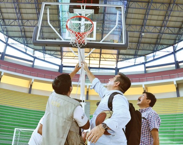 REVISIÓN DE UN TABLERO POR PARTE DE JAVIER OTERO (CENTRO), DELEGADO DE LA FIBA. NOÉ PORTUGAL