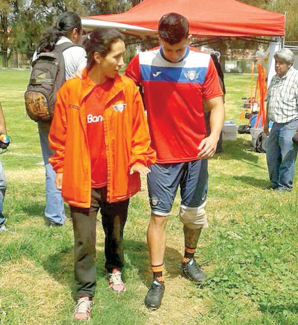 EL JUGADOR DE WILSTERMANN MIGUEL SUÁREZ (D). ARIEL GUZMÁN