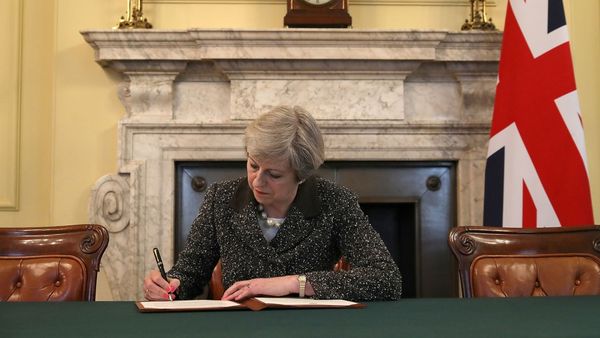 La primera ministra británica, Theresa May, firmó el martes la carta de salida de la UE (Reuters)