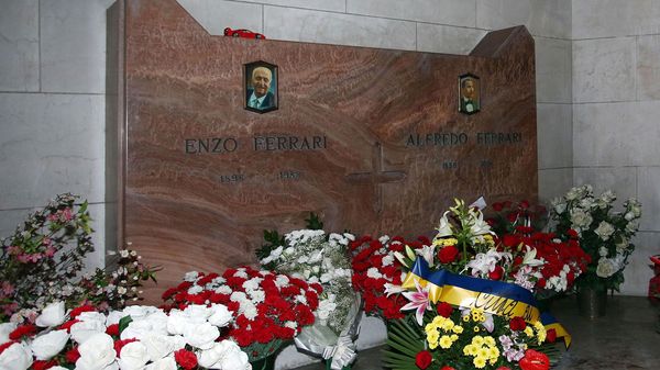 La tumba de Enzo Ferrari en el Cementerio de San Cataldo, en Módena, su lugar en el mundo (AP)