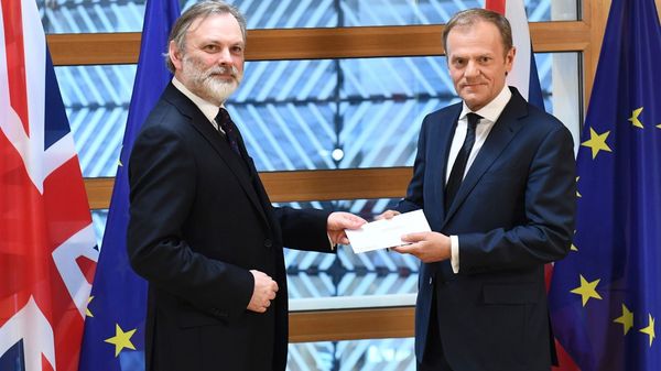 Tusk recibe la carta del embajador británico en la UE, Tim Barrow (AFP)