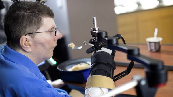 Bill Kochevar, paciente de 56 años tetrapléjico, vuelve a comer con su mano gracias a una nueva neuroprótesis (Reuters)