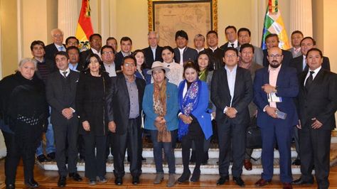 El presidente Evo Morales junto a las nuevos funcionarios del servicio exterior
