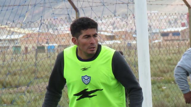 Ronny Jiménez candidato a marcar a Carlos Saucedo, en el duelo de este sábado. Foto: Etzhel A. Llanque %image_alt%