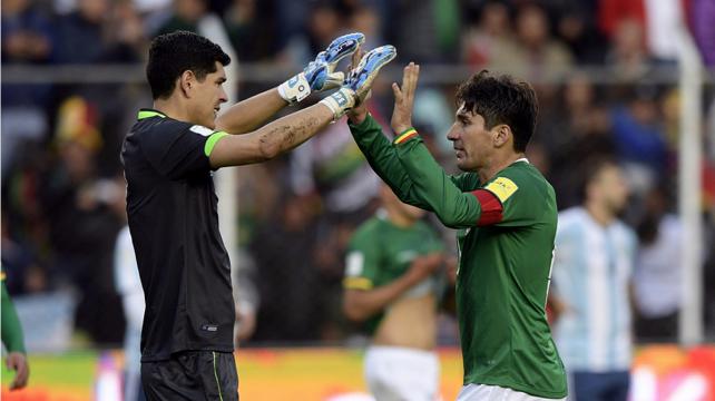Raldes junto a Lampe, que fue la figura del compromiso disputado en el estadio miraflorino. Foto: AFP %image_alt%