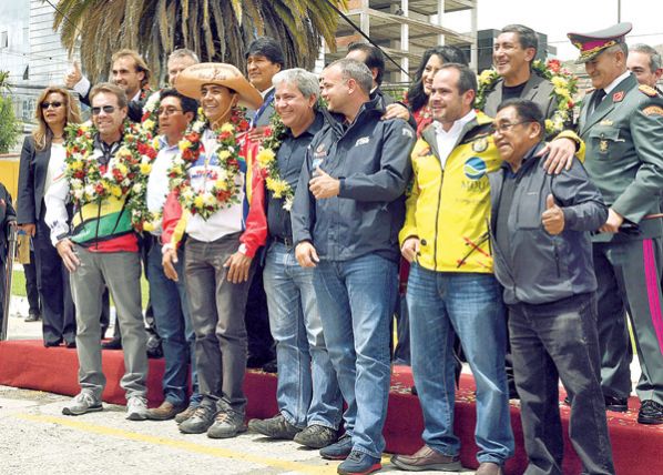 PARTE DE LOS PILOTOS BOLIVIANOS JUNTO A LAS AUTORIDADES DEL PAÍS Y DE LA ASO. ABI