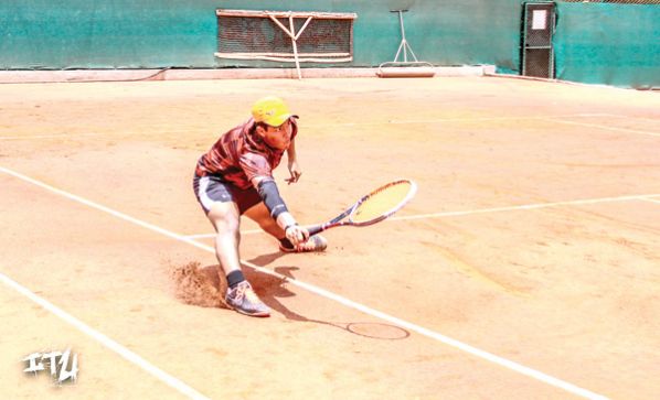 DIEGO PIÉROLA, EN UNA DE SUS ACCIONES DENTRO DEL ORURO TENIS CLUB. FAMILIA PIÉROLA