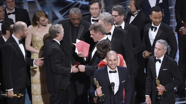 Momento de la confusión cuando el premio a mejor película fue entregado a ‘La La Land’ en vez de a ‘Moonlight’ (AP)