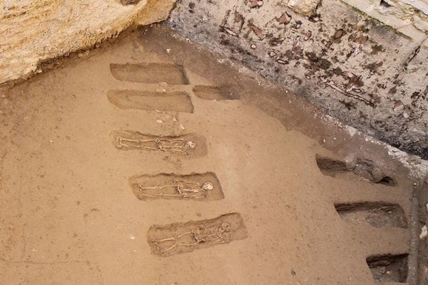 Mientras restauraban un edificio de principios de siglo XX los arqueólogos se encontraron con el misterioso cementerio