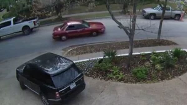 El hecho ocurrió en el tranquilo vecindario de University City, Texas (Matthew Mathis – YouTube)