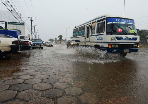 Lluvia en una avenida de Santa Cruz. Foto: La Razón