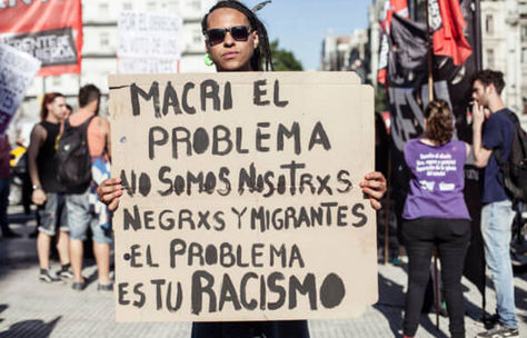 Una protesta de migrantes en Argentina, en enero pasado, por la ley que restringue el ingreso a ese país