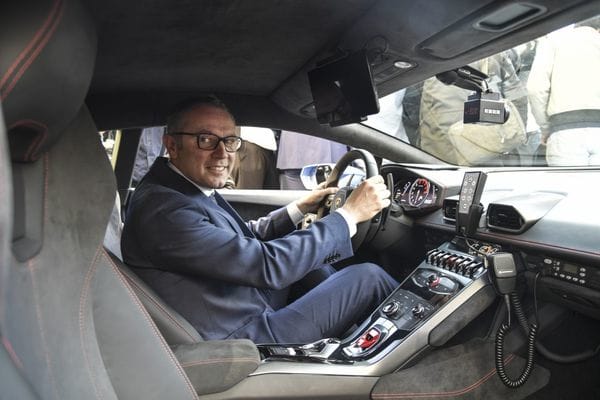 Stefano Domenicali sentado en el Lamborghini (AFP)