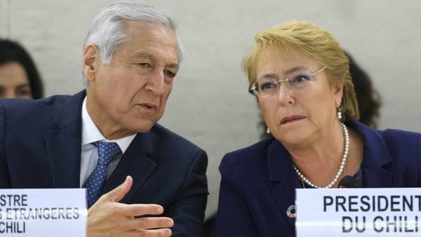 El ministro de Relaciones Exteriores, Heraldo Muñoz, y la presidenta de Chile, Michelle Bachelet. (AP)