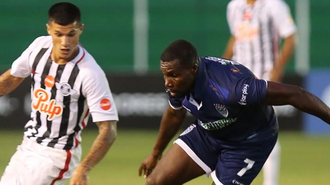 Tenorio (dcha.) durante el duelo ante Libertad de Paraguay, en el debut del Toro en Libertadores. Foto: Rolando Villegas %image_alt%
