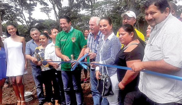 AUTORIDADES DE WARNES JUNTO AL PRESIDENTE DE LA FBF, MARCO PEREDO. FBF