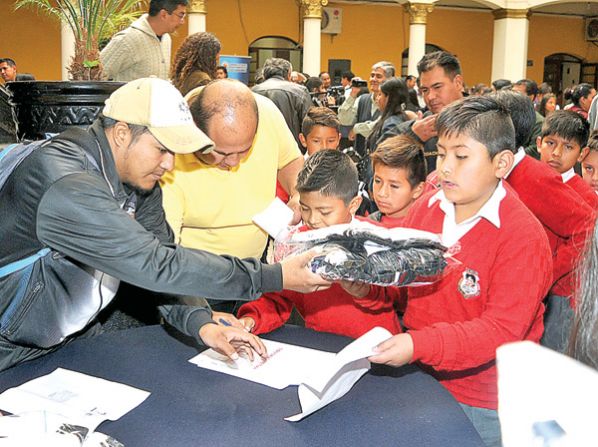 ENTREGA DE UNIFORMES A DEPORTISTAS QUE PARTICIPARON EN TORNEOS DE LA LLAJTA. NOÉ PORTUGAL