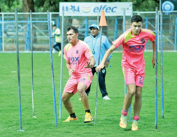 EL JUVENIL FRANZ GONZÁLEZ (D) DURANTE LA PRÁCTICA DE AYER, EN EL COMPLEJO DE AURORA. FROI HEREDIA