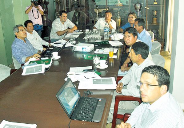 LA COMISIÓN MIXTA DE REFORMA AL ESTATUTO DE LA FBF DURANTE UNA REUNIÓN DE ANÁLISIS A LAS NORMAS, EN 2016.