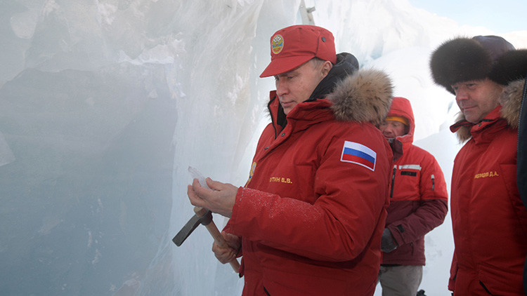 Putin desprende trozos del hielo de un glaciar durante una expedición a una isla del Ártico (FOTOS)
