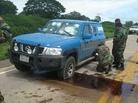 Militares revisan el vehículo de Brinks asaltado en la carretera hacia la cruceña Roboré.