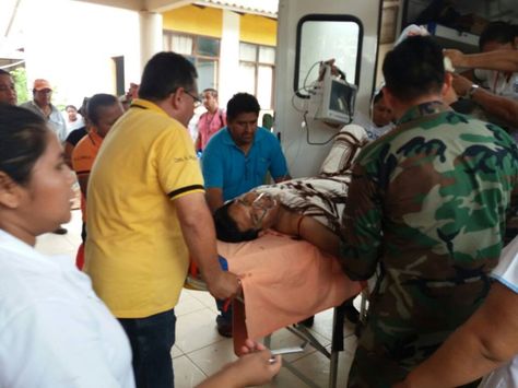 Un policía herido en el enfrentamientno con asaltantes del Brinks ingresa al hospital de Roboré.