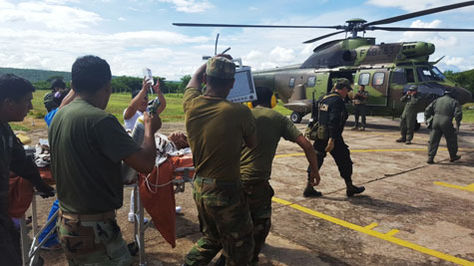 Uno de los policías heridos en el enfrentamiento con asaltantes de Brinks es evacuado desde el aeropuerto de Robore hacia Santa Cruz.