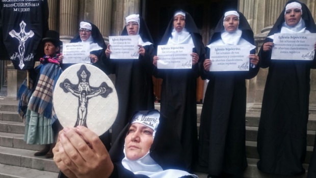 Mujeres Creando realiza protesta a favor del aborto en frontis de la Catedral