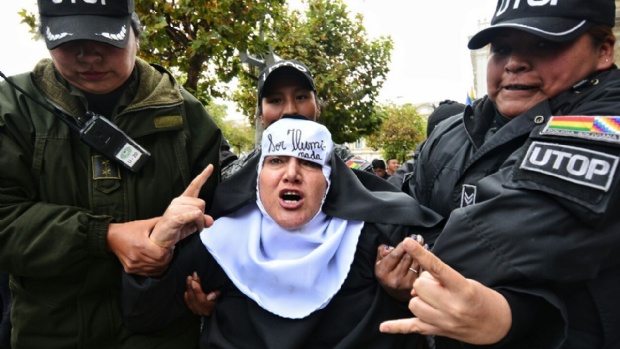 Mujeres Creando realiza protesta a favor del aborto en frontis de la Catedral