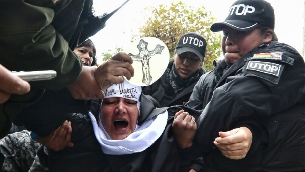 Mujeres Creando realiza protesta a favor del aborto en frontis de la Catedral