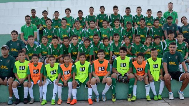 Esta es la delegación completa que viajará al Mundialito. Foto: Bolivia 2022 %image_alt%