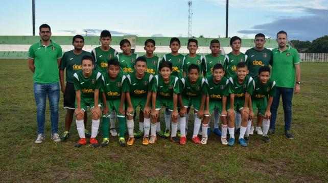 Este es el equipo 2004. Hay jugadores con experiencia internacional. Foto: Bolivia 2022 %image_alt%