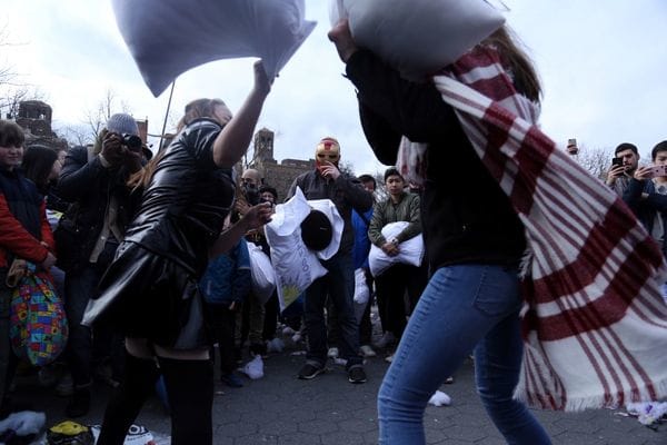 Un grupo de chicas se enfrentan en un duelo de almohadas. (REUTERS)